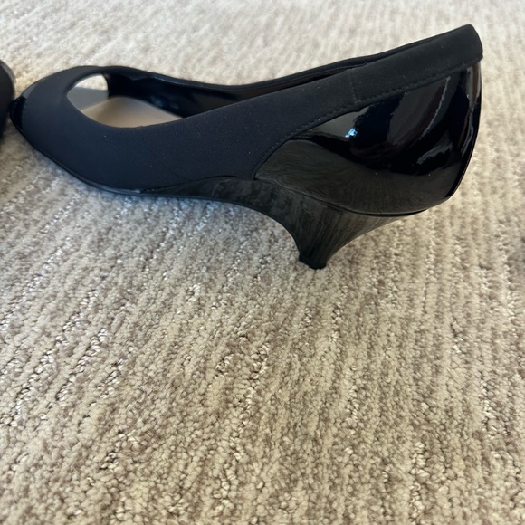 Ellen Tracy, gently worn. Size 6 1/2. Black - Picture 5 of 6